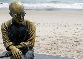 estátua de Carlos Drummond de Andrade